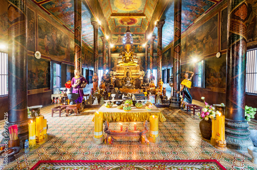 Tableau sur toile Wat Phnom Daun Penh,Buddhist temple interior,artwork and symbolic statues,Phnom Penh,Cambodia