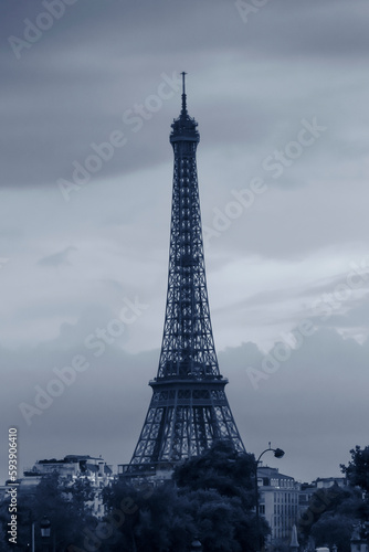 Fototapeta Naklejka Na Ścianę i Meble -  Eiffel Tower in Paris against clouds at evening