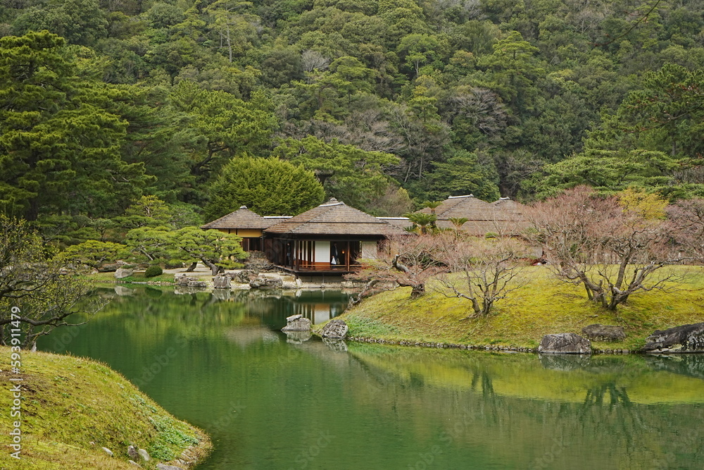 Obraz premium Traditional Pond and Japanese Garden at Ritsurin Garden Park in Takamatsu, Kagawa, Japan - 日本 香川 高松 栗林公園 日本庭園 池