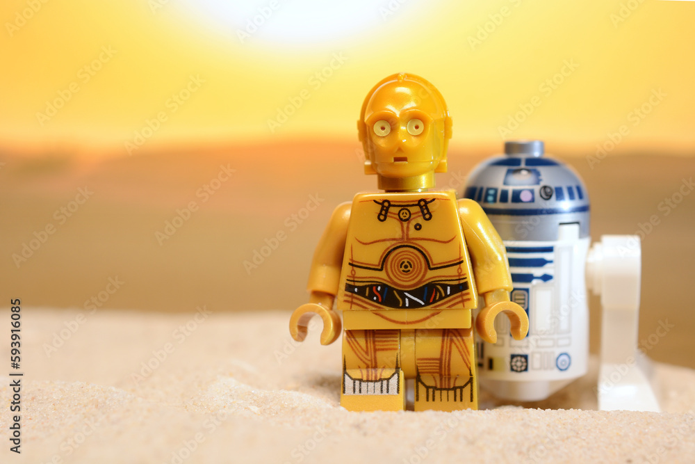 Fototapeta premium Lego Star Wars figures R2-D2 and C-3PO on the desert planet Tatooine after crash with rescue shuttle