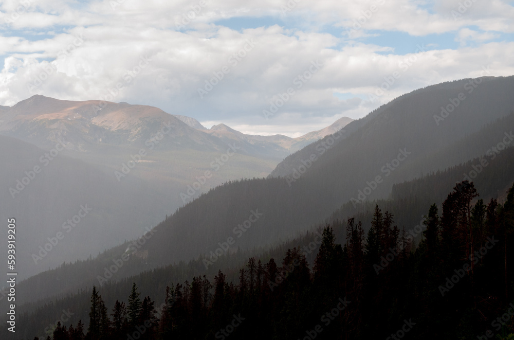 Obraz premium Hazy Mountain View, Rocky Mountain National Park