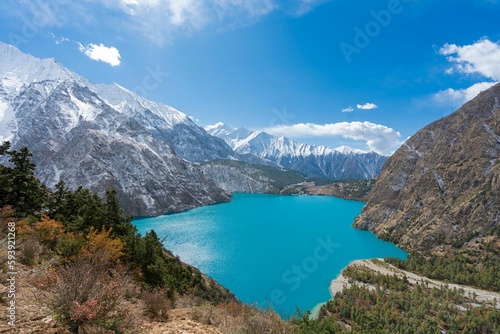 Fototapeta Naklejka Na Ścianę i Meble -  Scenic view of a blue lake in the middle of a mountain range