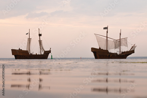Schiffe auf dem Wasser bei den Störtebeker-Festspielen auf Rügen