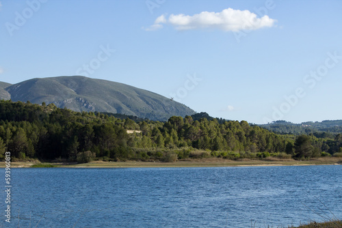 Pantano de Beniarrés con la sierra de Almudaina al fondo
