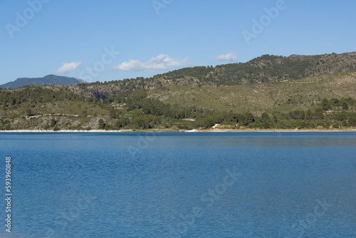 Paisaje en el pantano de Beniarrés con reflejos azules en el agua