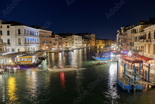 Venice, Italy: night view of Rialto Bridge ( Ponte Rialto ) on Canal Grande in Venice © Matteo