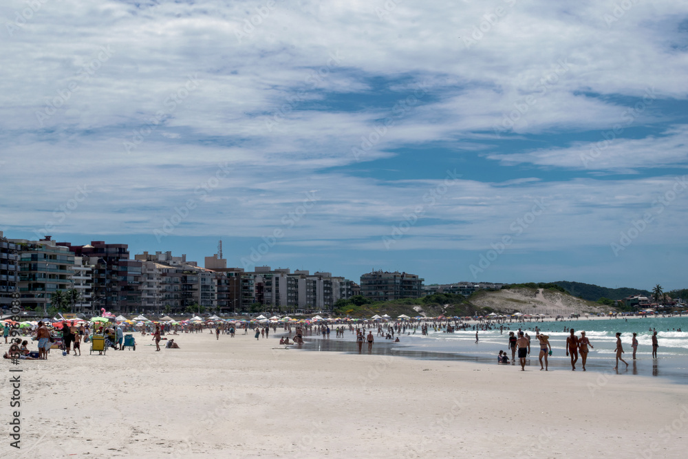 Praia do Forte São Mateus in Cabo Frio, with a beautiful sea, a beautiful white sand beach and the city in the background.
