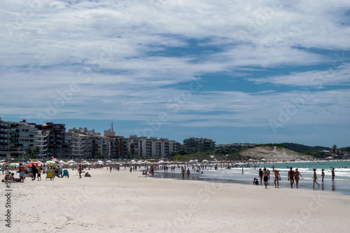 Praia do Forte São Mateus in Cabo Frio, with a beautiful sea, a beautiful white sand beach and the city in the background.