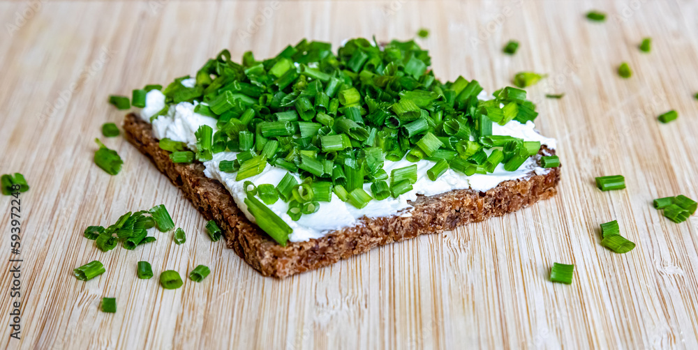 Schnittlauchbrot mit Butter auf Schwarzbrot Schnittlauchbrot mit Butter auf Schwarzbrot