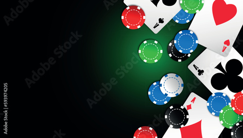  casinò, carte da poker con fiche sparse sul tappeto verde, concetto gioco d'azzardo,