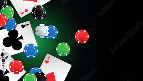  casinò, carte da poker con fiche sparse sul tappeto verde, concetto gioco d'azzardo,