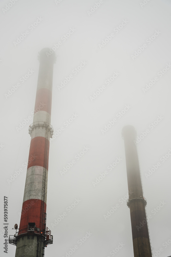 Smog w mieście, wysokie kominy przemysłowe w gęstej mgle.  - obrazy, fototapety, plakaty 