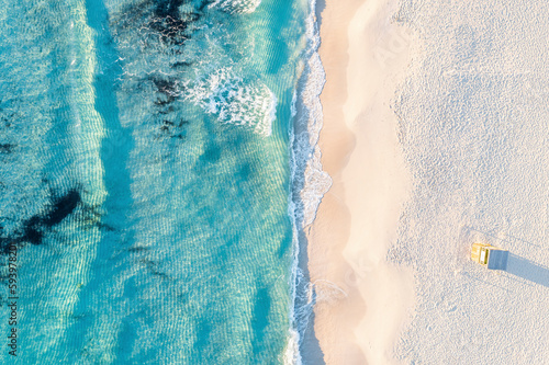 Formentera. Drohnenaufnahme: blauer Ozean und Strand.