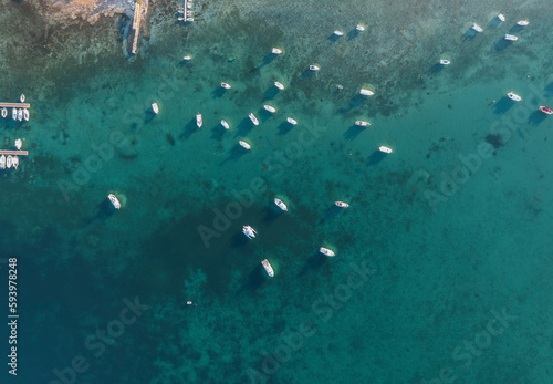 Formentera. Drohnenaufnahme: weiße Boote auf blauem Ozean.