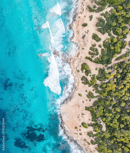 Formentera. Drohnenaufnahme der Insel Formentera und blauer Ozean.