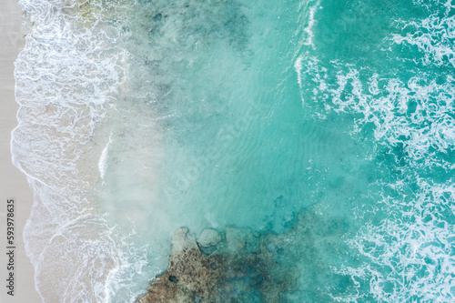 Formentera. Drohnenaufnahme: Strand und  türkiser Ozean. © Malorny