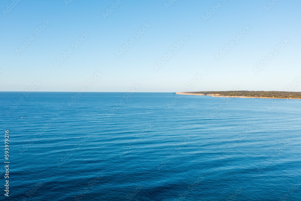 Formentera. Blauer Ozean und die Insel Formentera am Horizont.