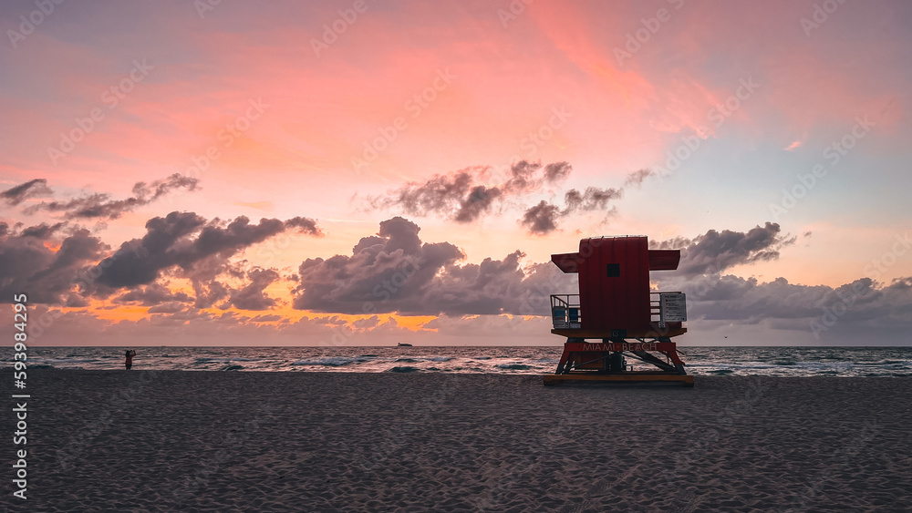 Fototapeta premium Miami Beach lifeguard tower in sunrise