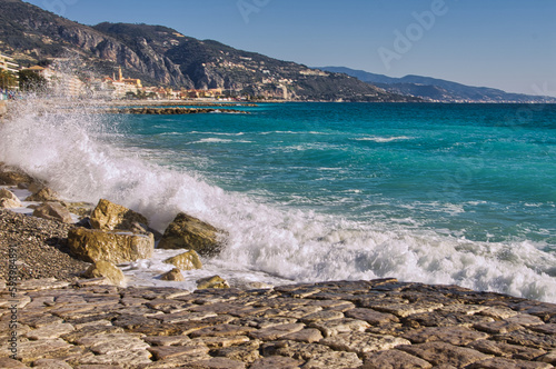 Vagues en Méditerranée, Menton, France