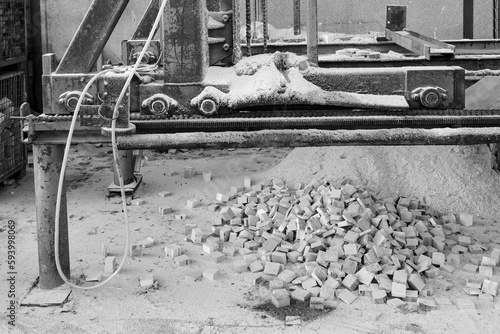 Holzverarbeitung in einer Schreinerei, Holz wird gesägt und gelagert