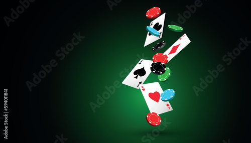 casinò, carte da poker con fiche sparse sul tappeto verde, concetto gioco d'azzardo, croupier