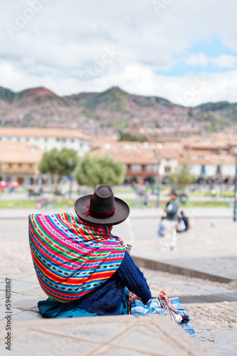 Peruanische Frau mit traditioneller Kleidung in der Altstadt von Cusco, Peru.