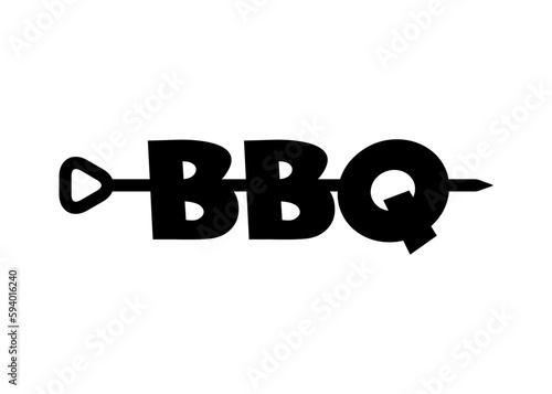 Logo con letras palabra BBQ en una brocheta como trozos de carne