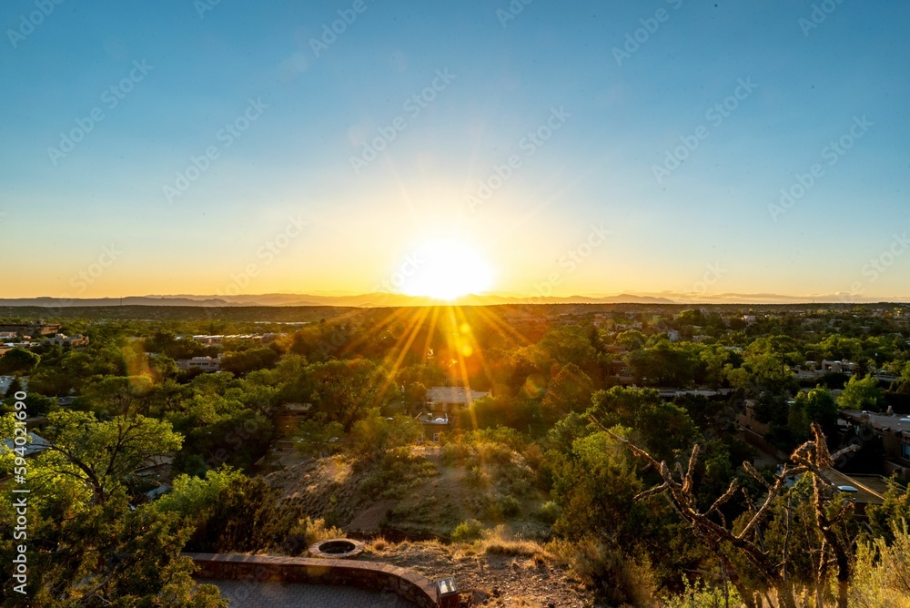 Obraz premium Scenic view of a mesmerizing sunset over the Santa Fe in New Mexico