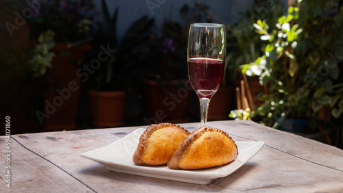 Deliciosas salteñas repujadas a mano y con ingredientes saludables.