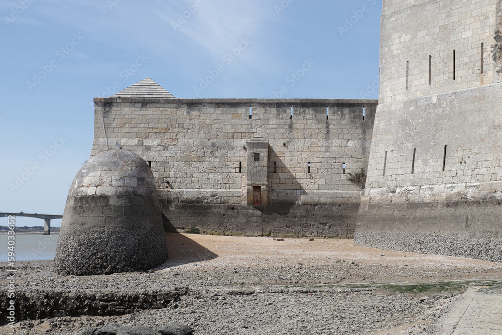 Fort Louvois, Forteresse à Bourcefranc-le-Chapus au pied du pont de l’île d’Oléron Fort Louvois, Forteresse à Bourcefranc-le-Chapus au pied du pont de l’île d’Oléron
