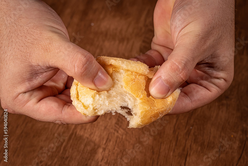Cheese bread pulled by hand © Klinsmann