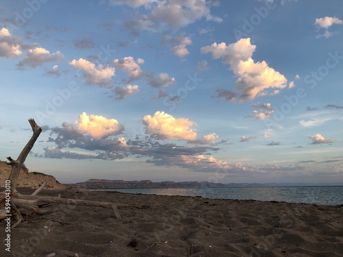 playa, mar, cerros, atardecer.
