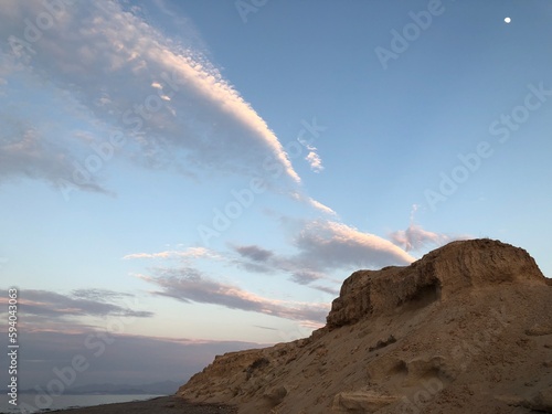 cerro y cielo azul con nubres