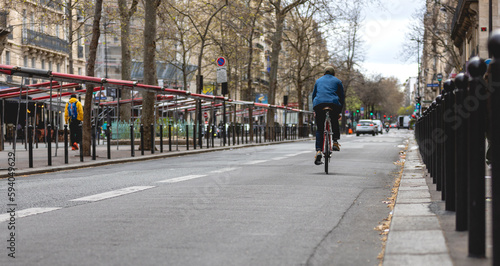 Un homme sur un vélo dans la rue © Gautierbzh