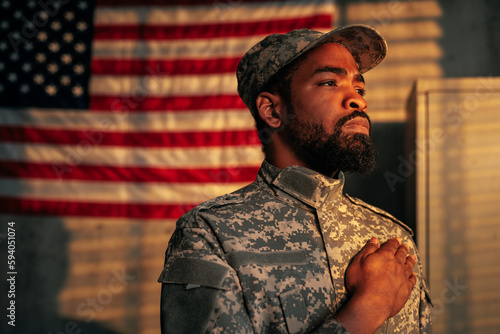 Foto American soldier standing for national anthem.