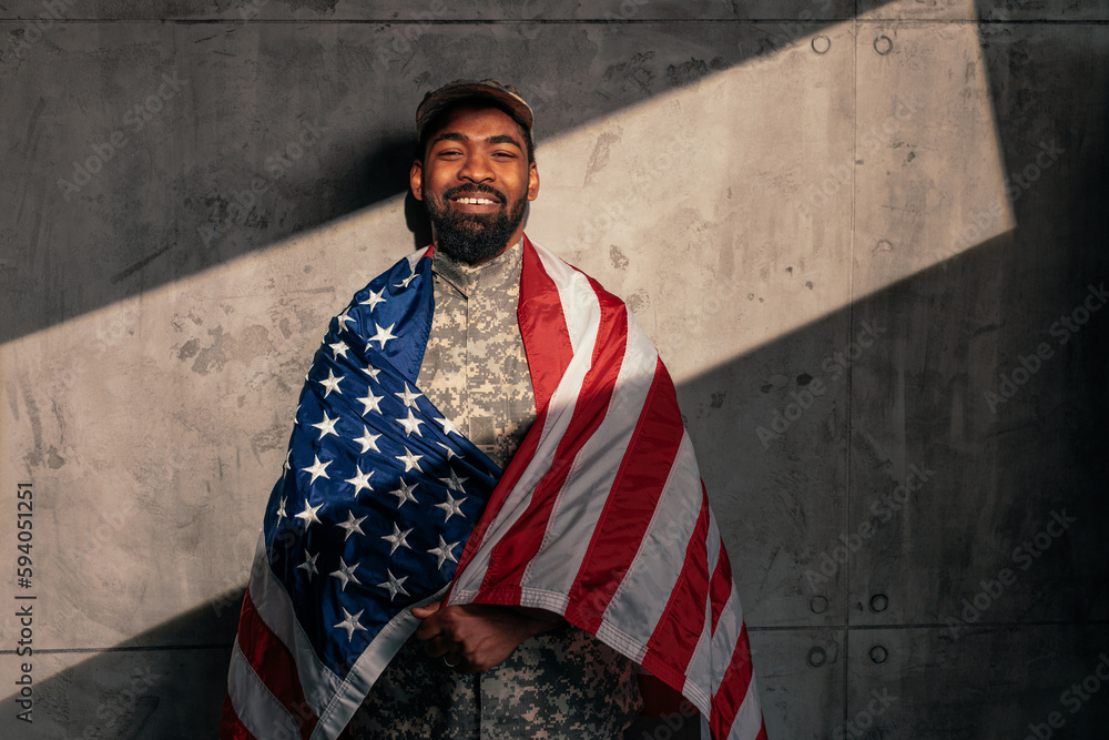 Cheerful soldier with American flag. - obrazy, fototapety, plakaty 