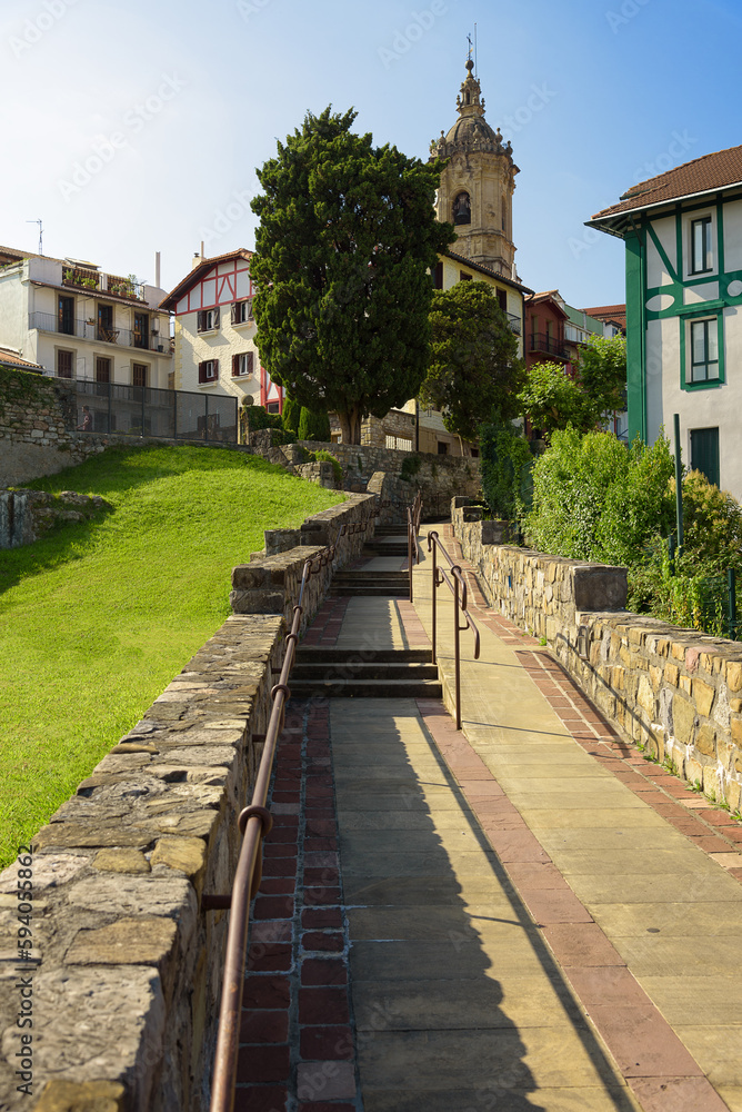 Φωτογραφία Promenade between the traditional buildings in the  old city center of Hondarrib
