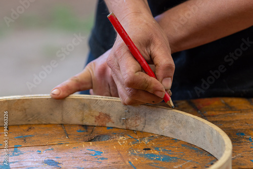 Luthería armado de bombos e instrumentos de percusión photo