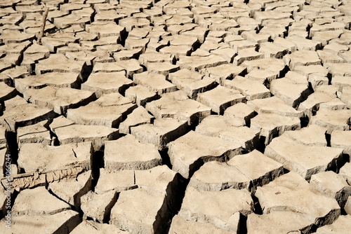 Estado de sequía y falta de agua del Pantano de Sau en Cataluña, España