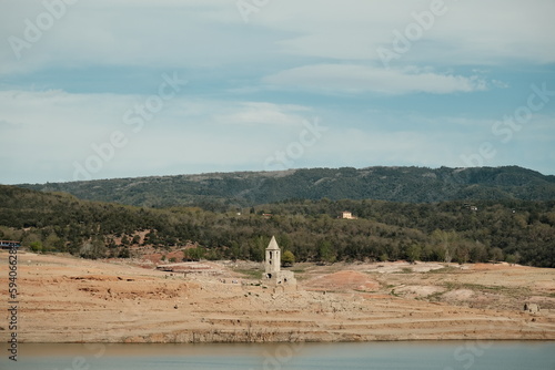 Estado de sequía y falta de agua del Pantano de Sau en Cataluña, España photo