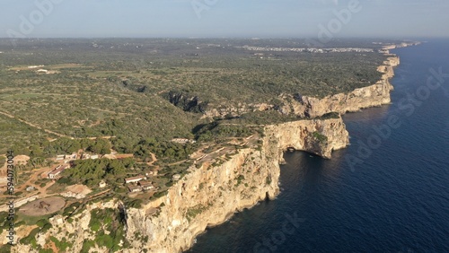 survol aérien des plages et hôtels resort club et eaux turquoises de Son Bou à Minorque dans les iles baléares en Espagne photo