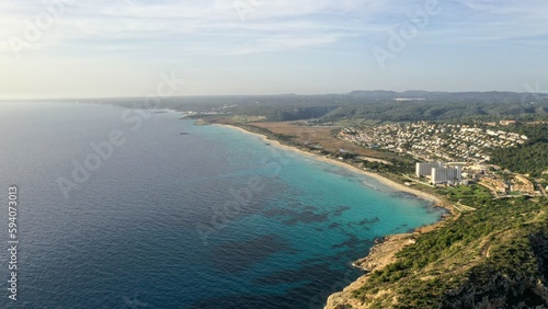 survol aérien des plages et hôtels resort club et eaux turquoises de Son Bou à Minorque dans les iles baléares en Espagne © Lotharingia