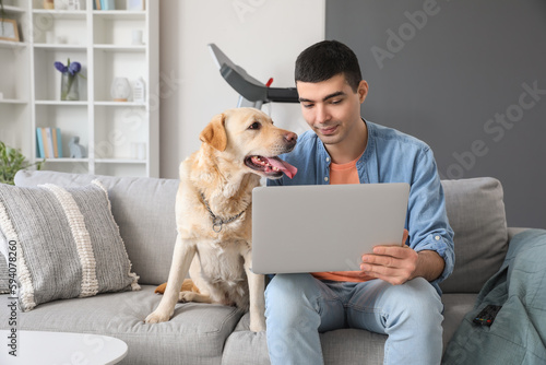Young man with cute Labrado...