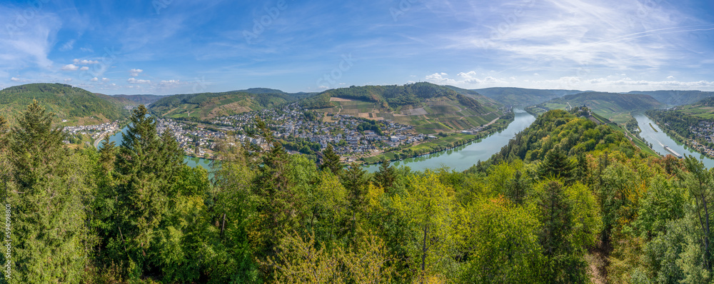 Obraz premium spektakulärer, atemberaubender Panorama Blick vom Prizenkopfturm auf die Moselschleife, das Moseltal von Reil bis zum Bremmer Calmont, Zeller Hamm, die Hunsrückhöhen und den Kondelwald