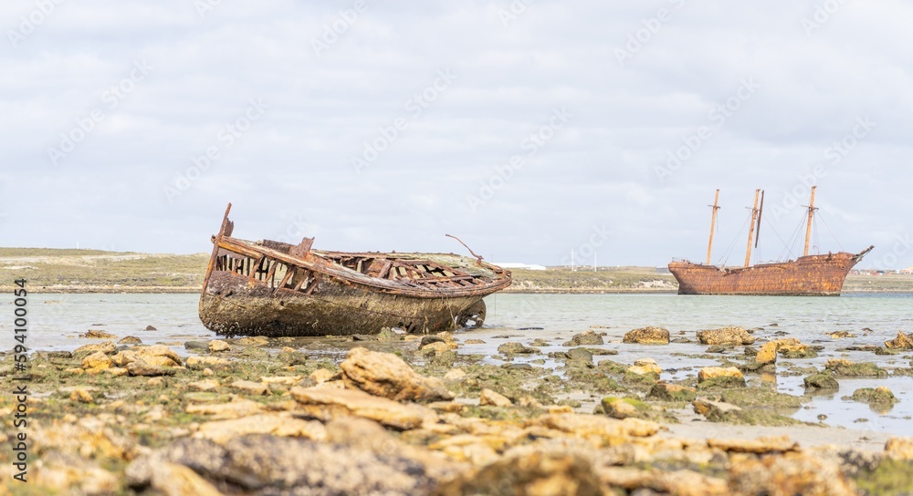 zwei alte Walfänger Wracks in der Whalebone Cove vor Stanley auf den Falklandinseln. Stanley im Hintergrund	