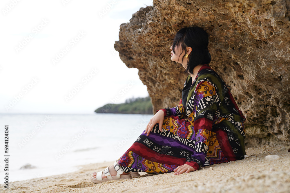 沖縄のビーチでリフレッシュする女性４