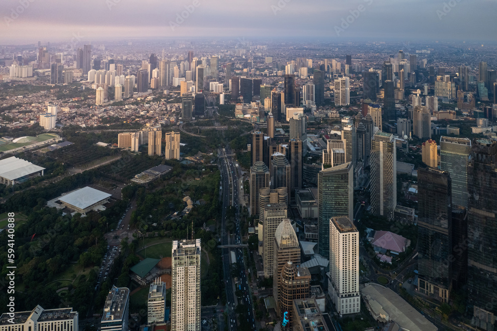 Obraz premium aerial shoot of Jakarta skyline during the golden hour. Jakarta is the capital city of indonesia that also one of the most populated city in the world.