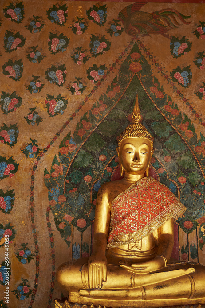 Obraz premium golden buddha statue,Southeast Asian traditional temple