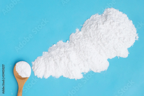 Cuadro en lienzo Baking soda on blue background.
