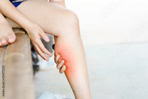 Papier peint Women have leg or calf pain. Concept of health problems.